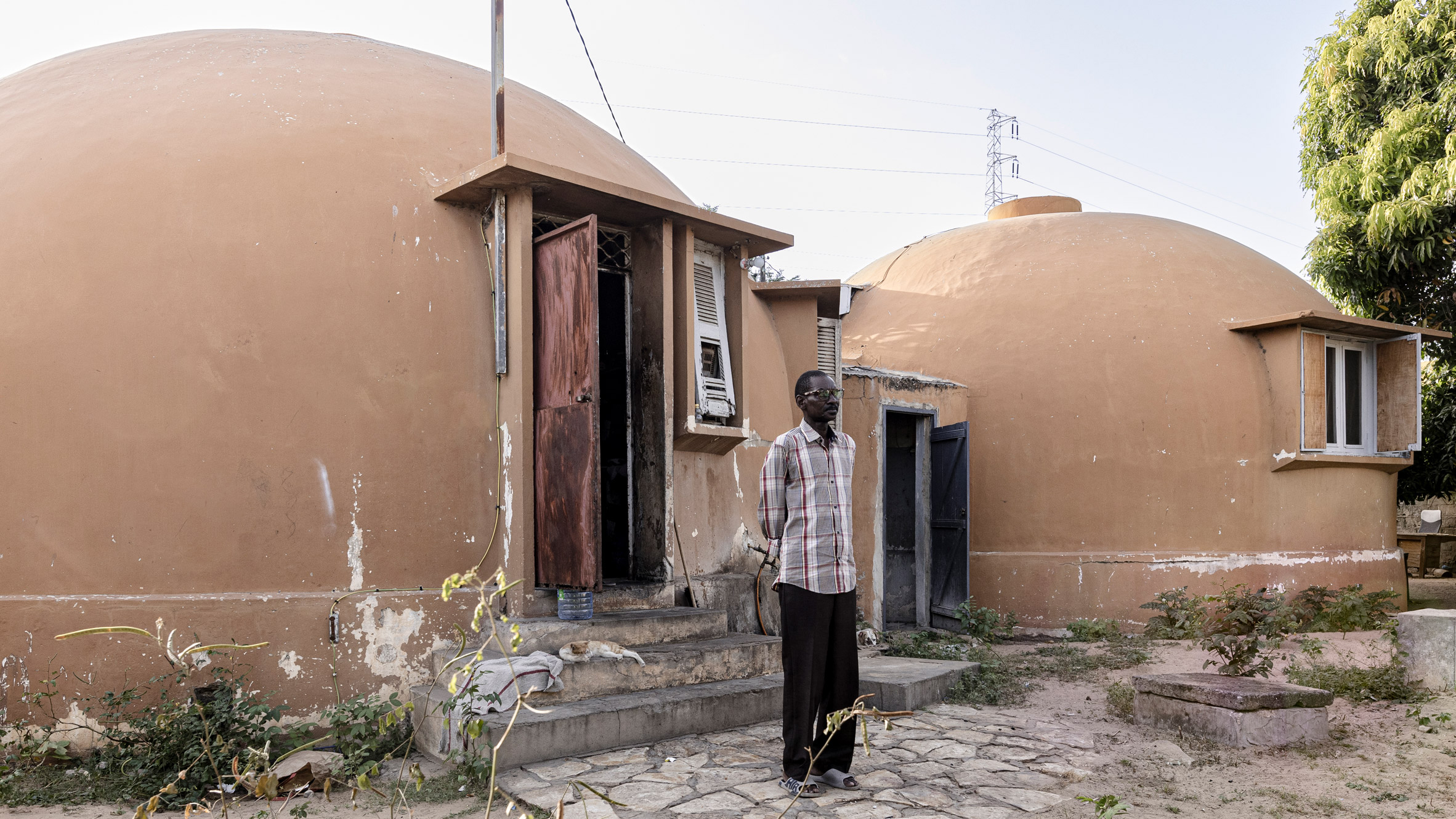 https://static.dezeen.com/uploads/2026/07/dakar-bubble-houses-domes-andrea-ferro-photography_dezeen_2364_hero_4.jpg