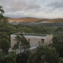 Bokey Grant completes "low-tech" house in Australian Flame Zone