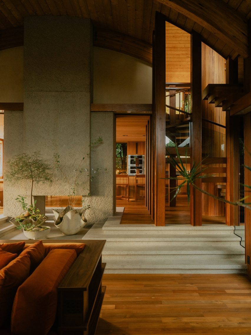 Living room with a double-height curved ceiling