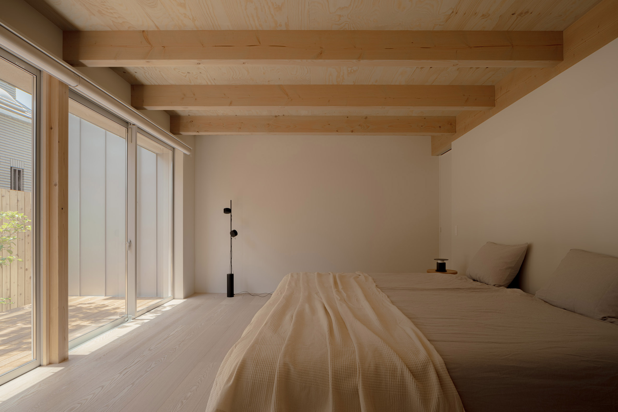 Dormitorio con puerta corredera
