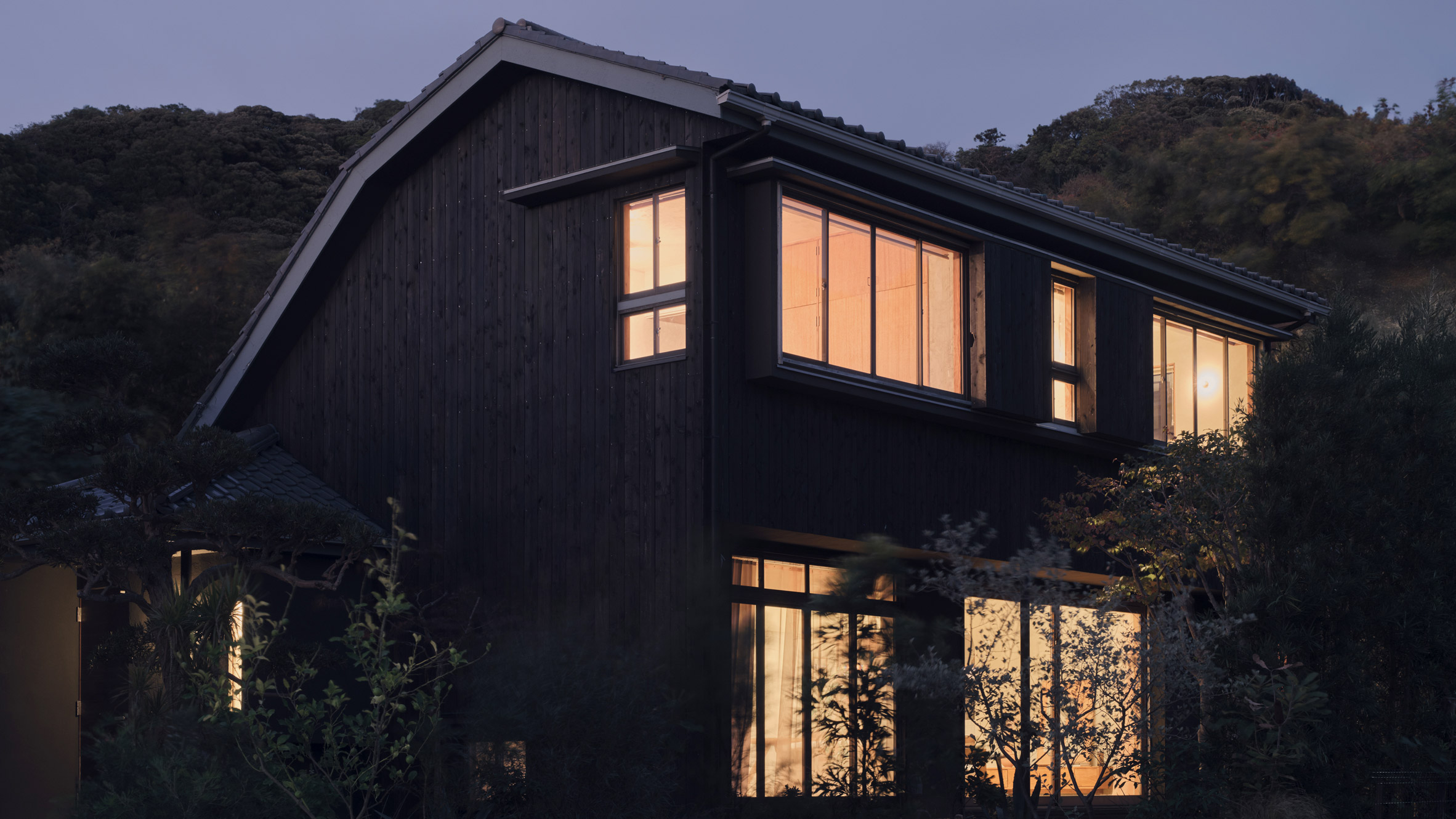 https://static.dezeen.com/uploads/2026/07/hyan-green-sandwich-house-renovation-japan-hero_dezeen_2364_col_0.jpg