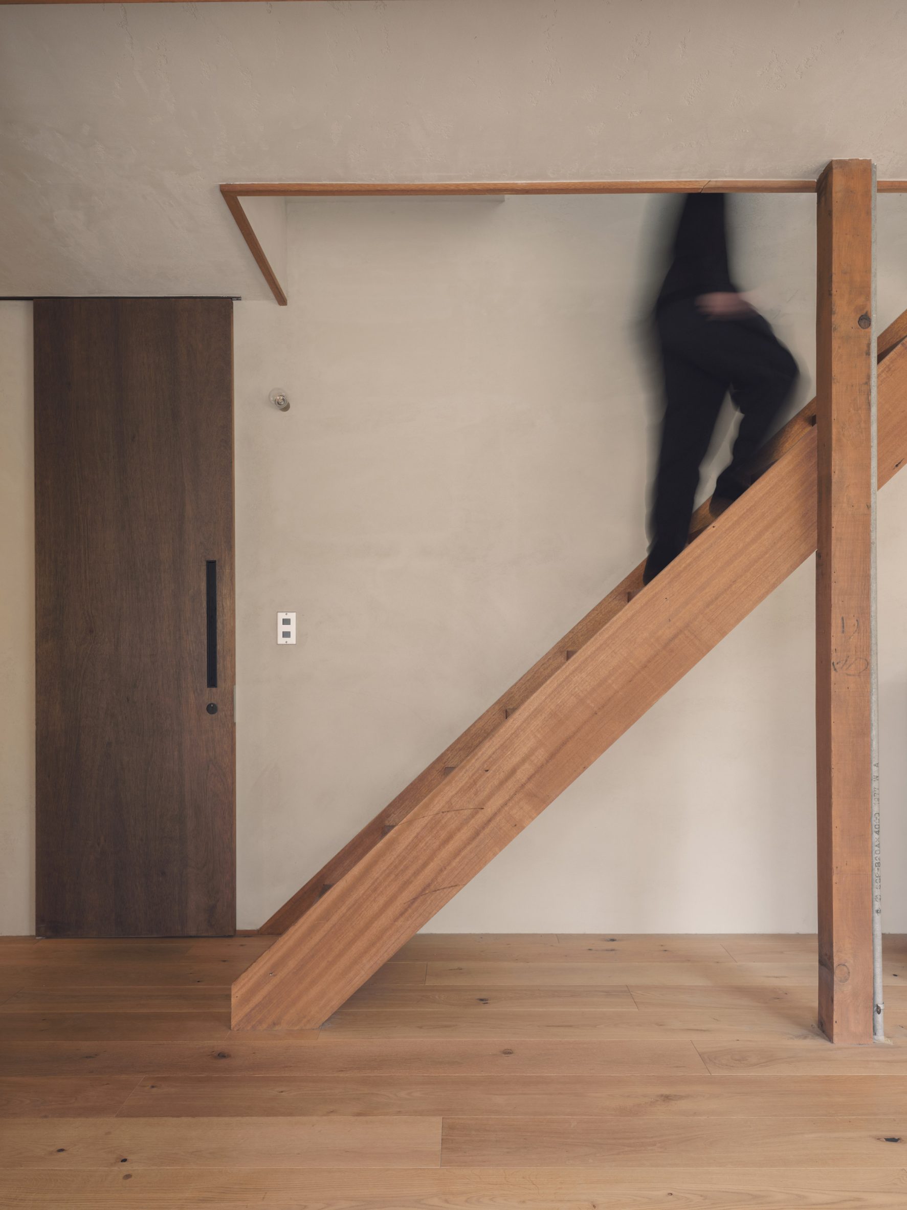 Escalera que conduce al piso de arriba en una casa japonesa diseñada por HYAN