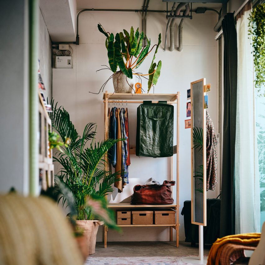 Wardrobe hanger that doubles as a backpack