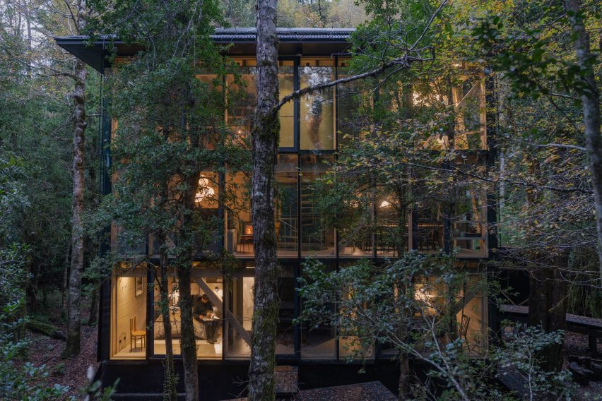 Iragüen Viñuela Arquitectos House by Fuy River mass timber