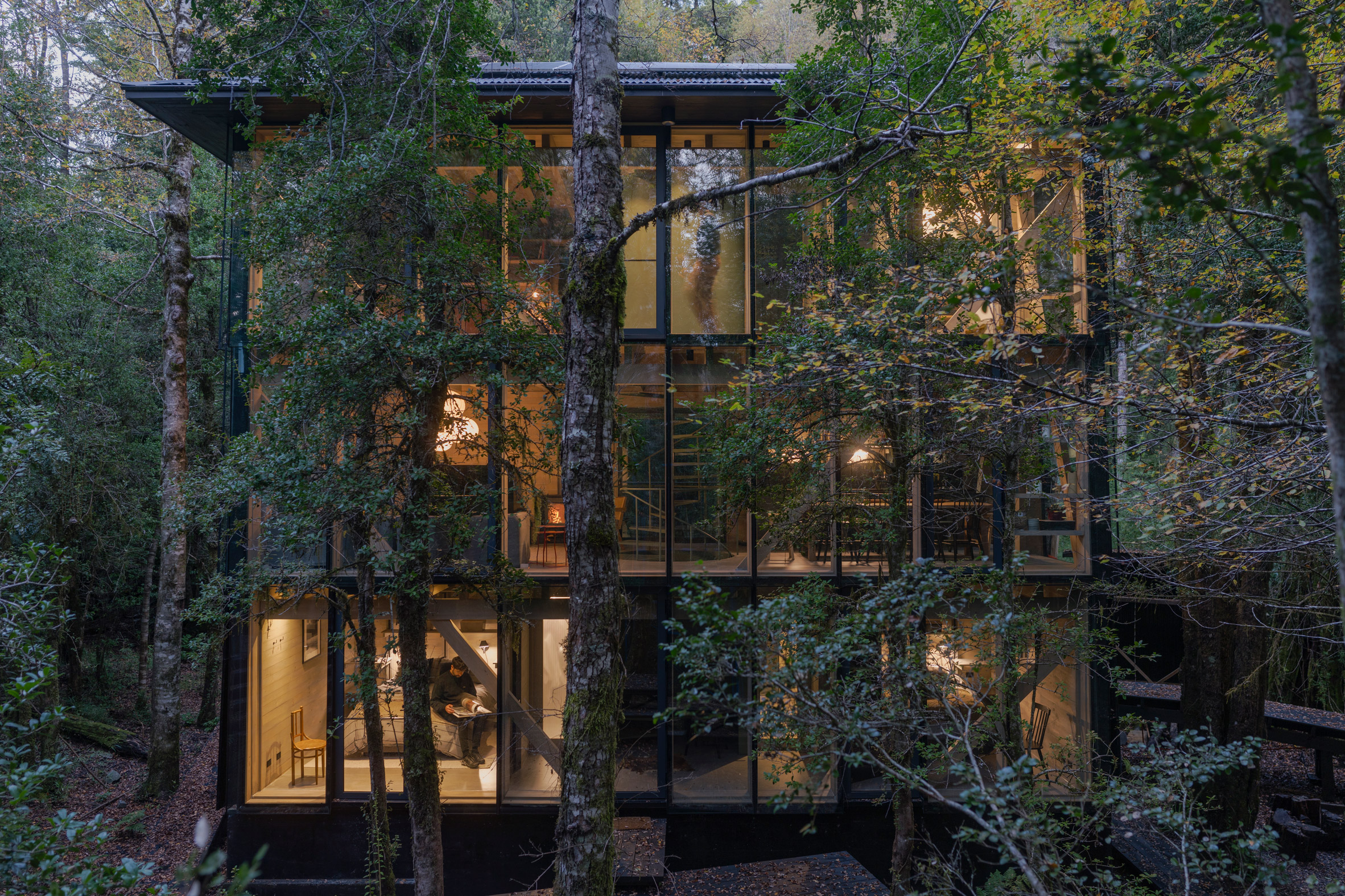 Iragüen Viñuela Arquitectos House by Fuy River mass timber
