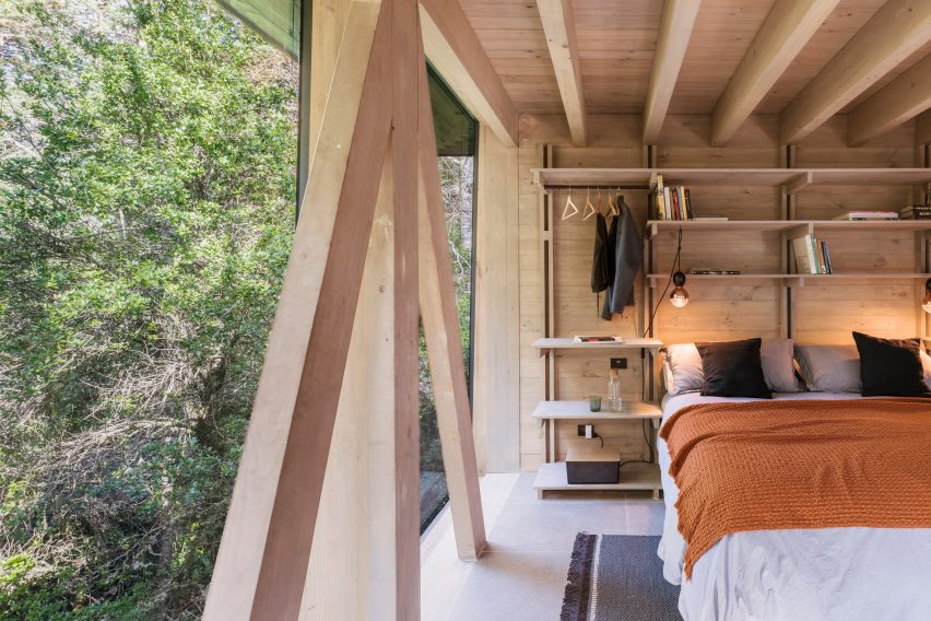 Iragüen Viñuela Arquitectos House by Fuy River mass timber