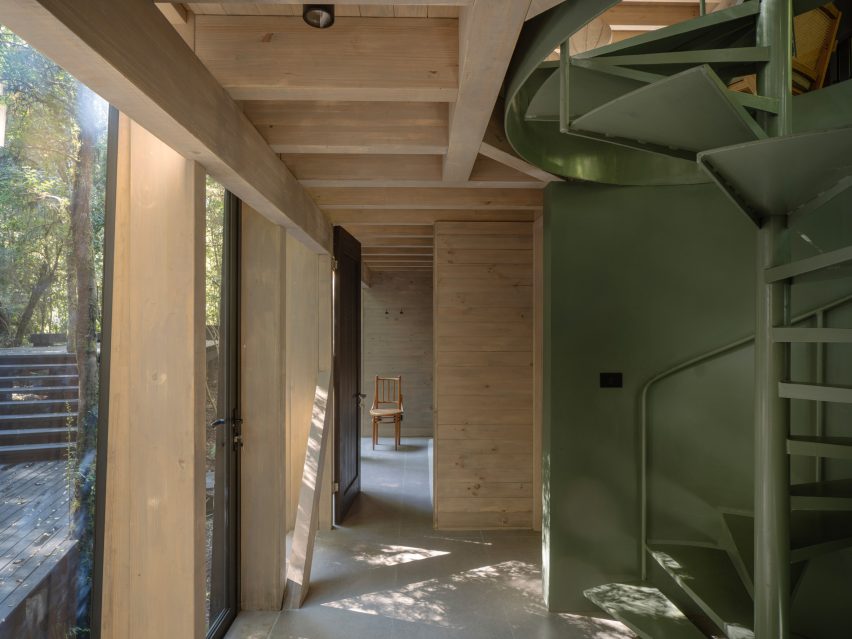 Iragüen Viñuela Arquitectos House by Fuy River mass timber