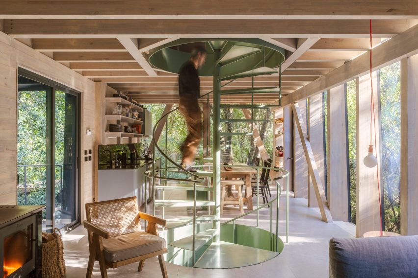 Iragüen Viñuela Arquitectos House by Fuy River mass timber