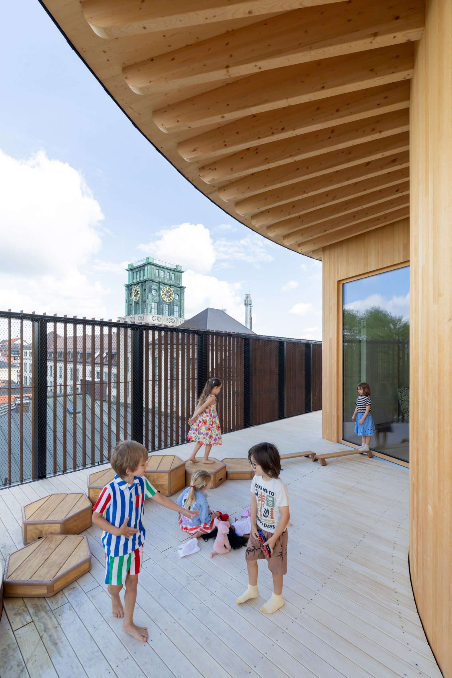 Niños jugando en Kinderoase an der TUM, diseñado por Kéré Architecture