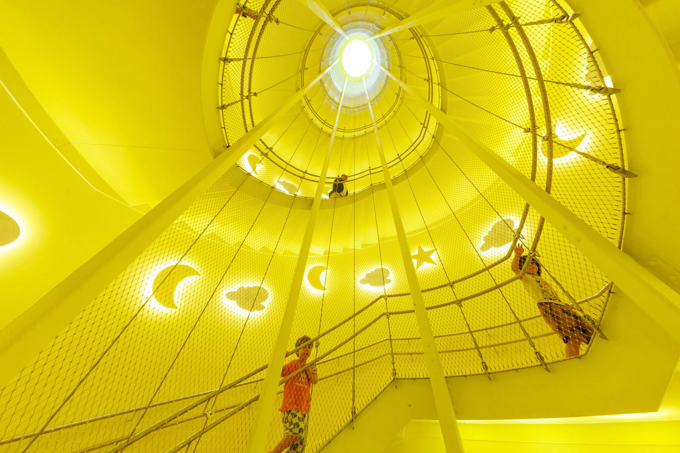 Escalera en la guardería de la Universidad Técnica de Múnich, diseñada por Kéré Architecture