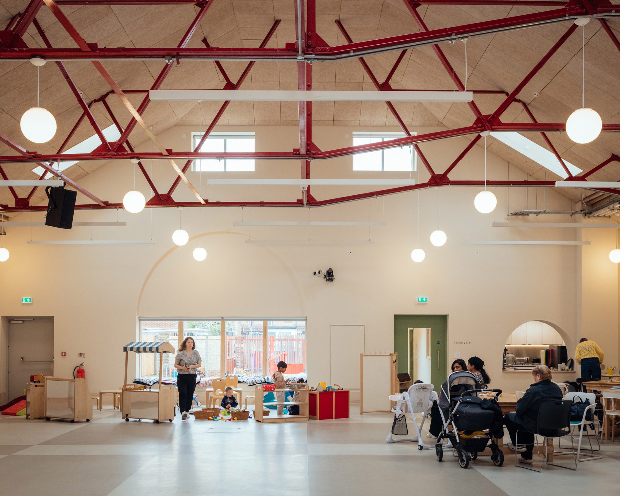 LifeLine Community Center está diseñado por Assemble main. Interior del pasillo