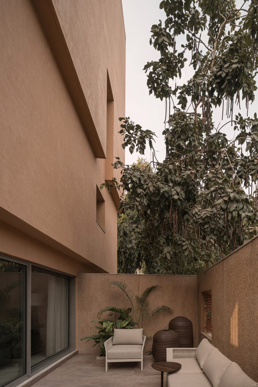 LJ House by Studio Saransh courtyards