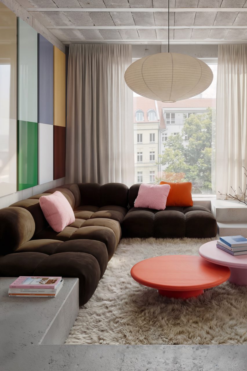 Sander sofa in brown