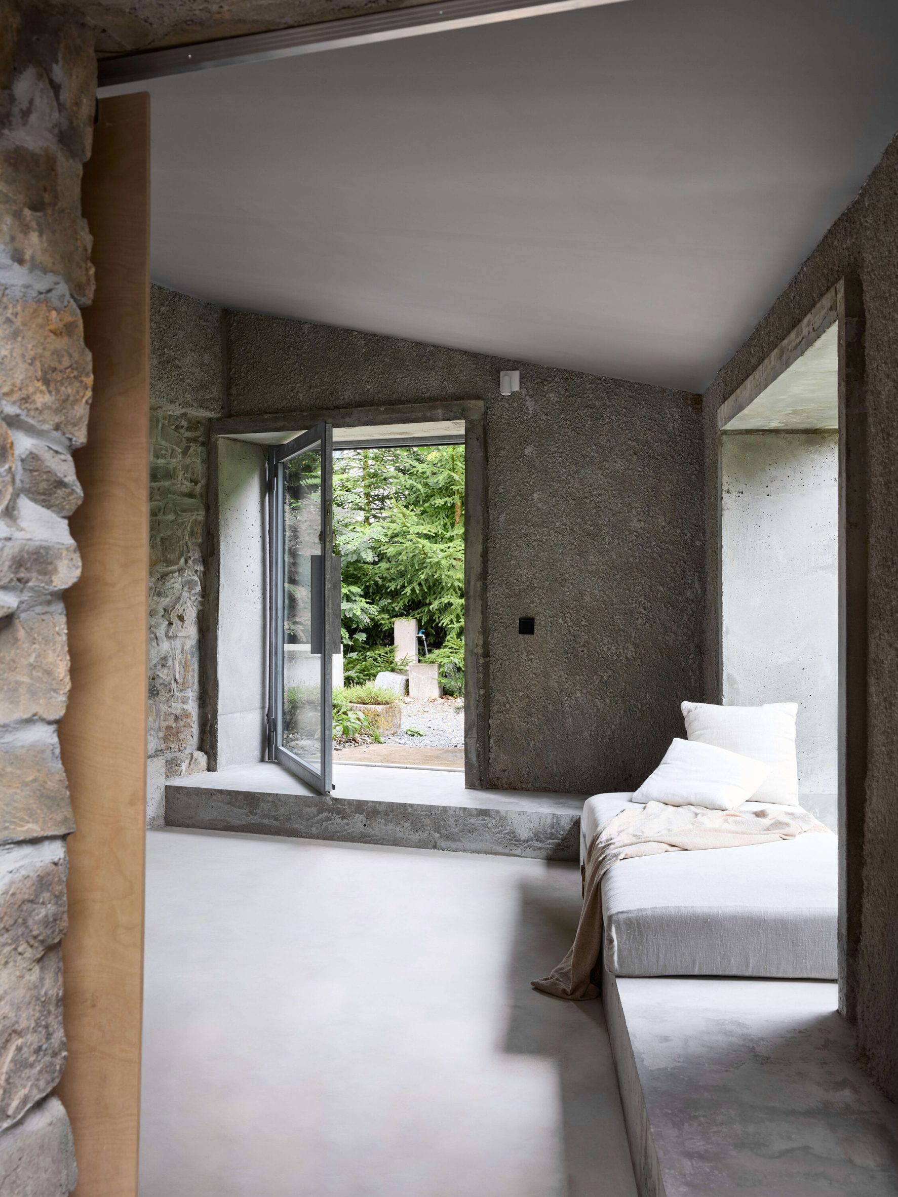 Interior concreto de la casa de verano