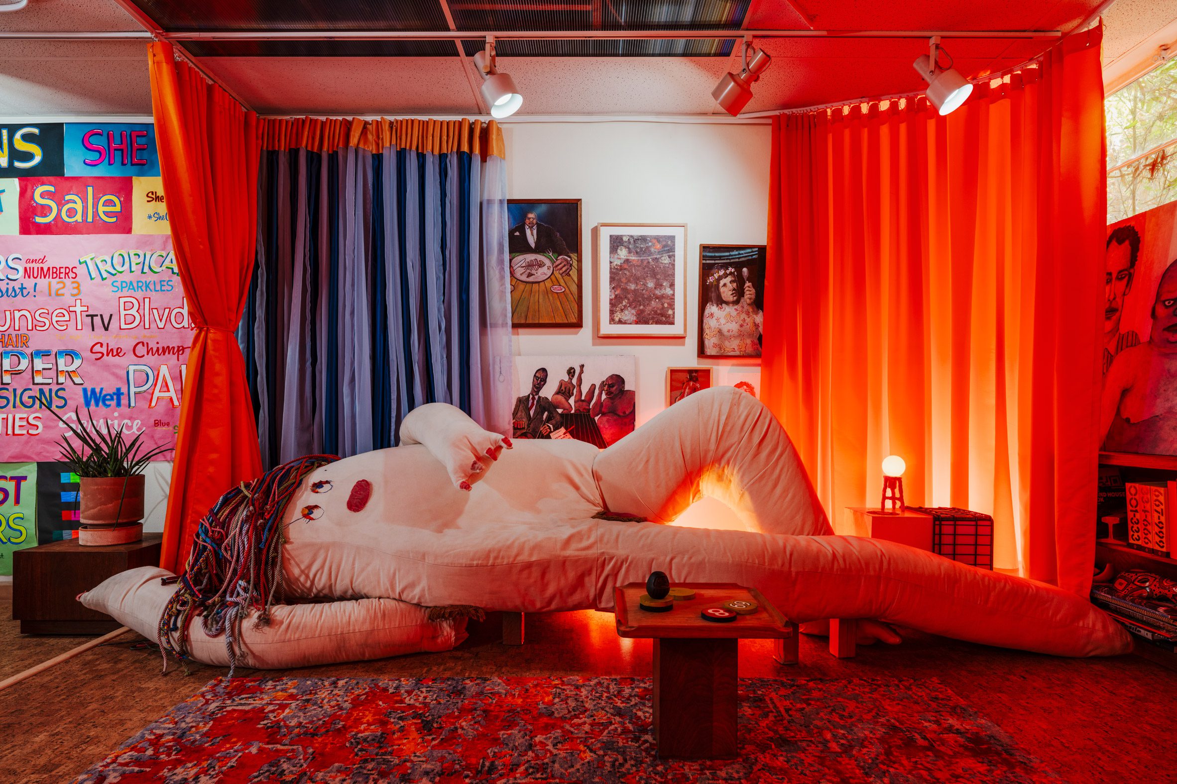 Pepita the Couch de Katie Stout y una pequeña lámpara rosa ocupan una plataforma elevada