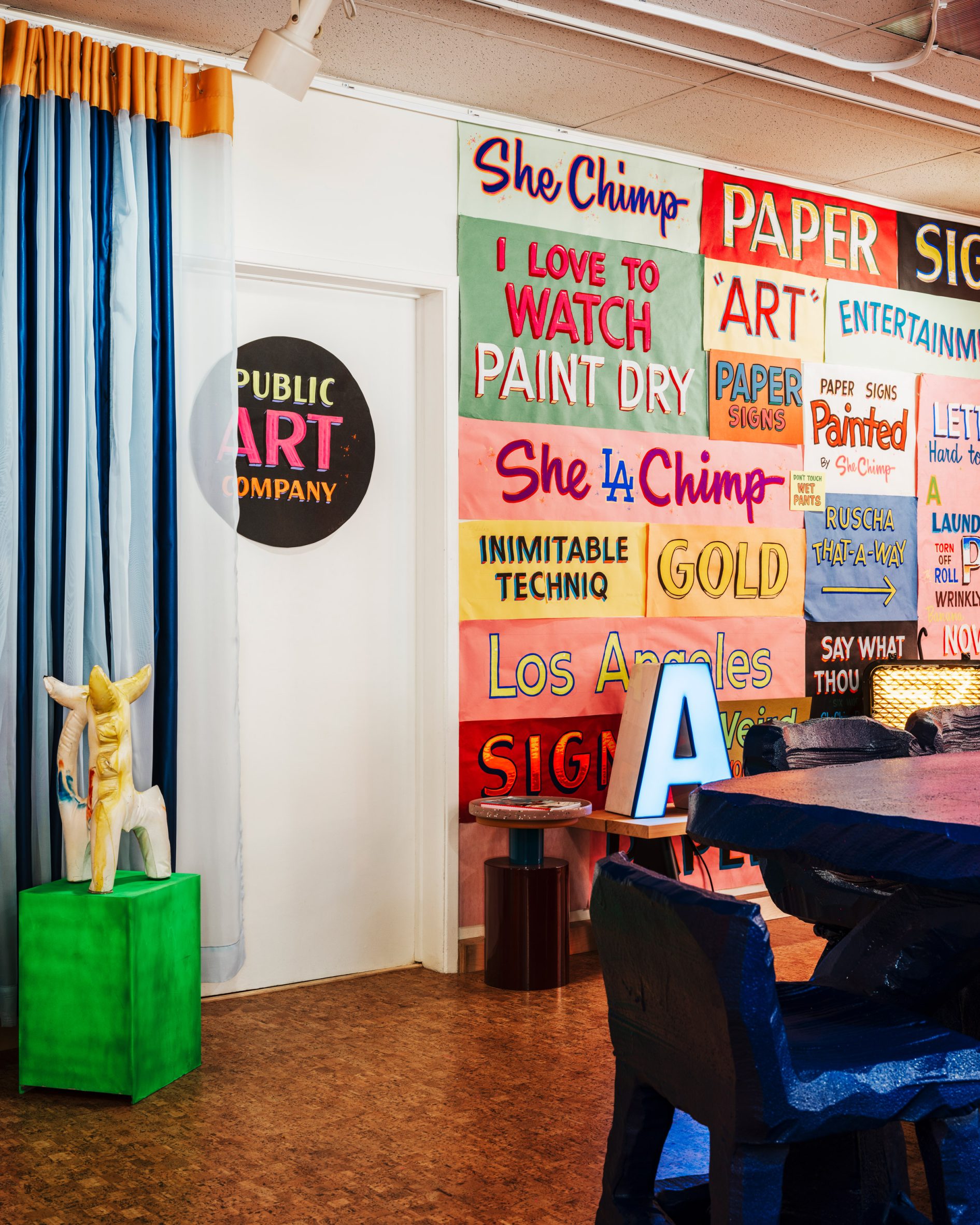 Los coloridos gráficos de texto de Ben Klevay cubren una pared