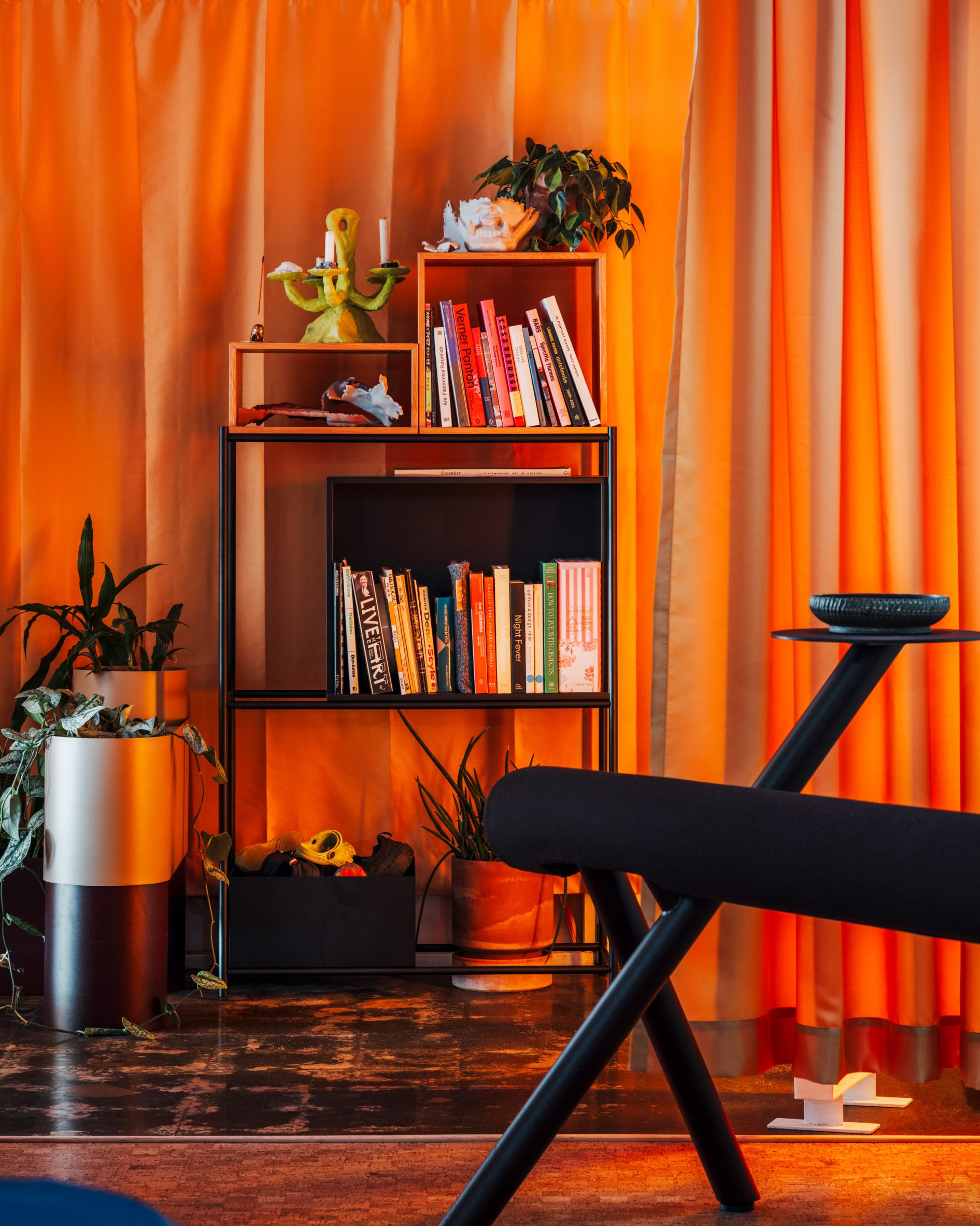 Un sistema de cortinas de Carlos Medellín envuelve el estudio de diseño