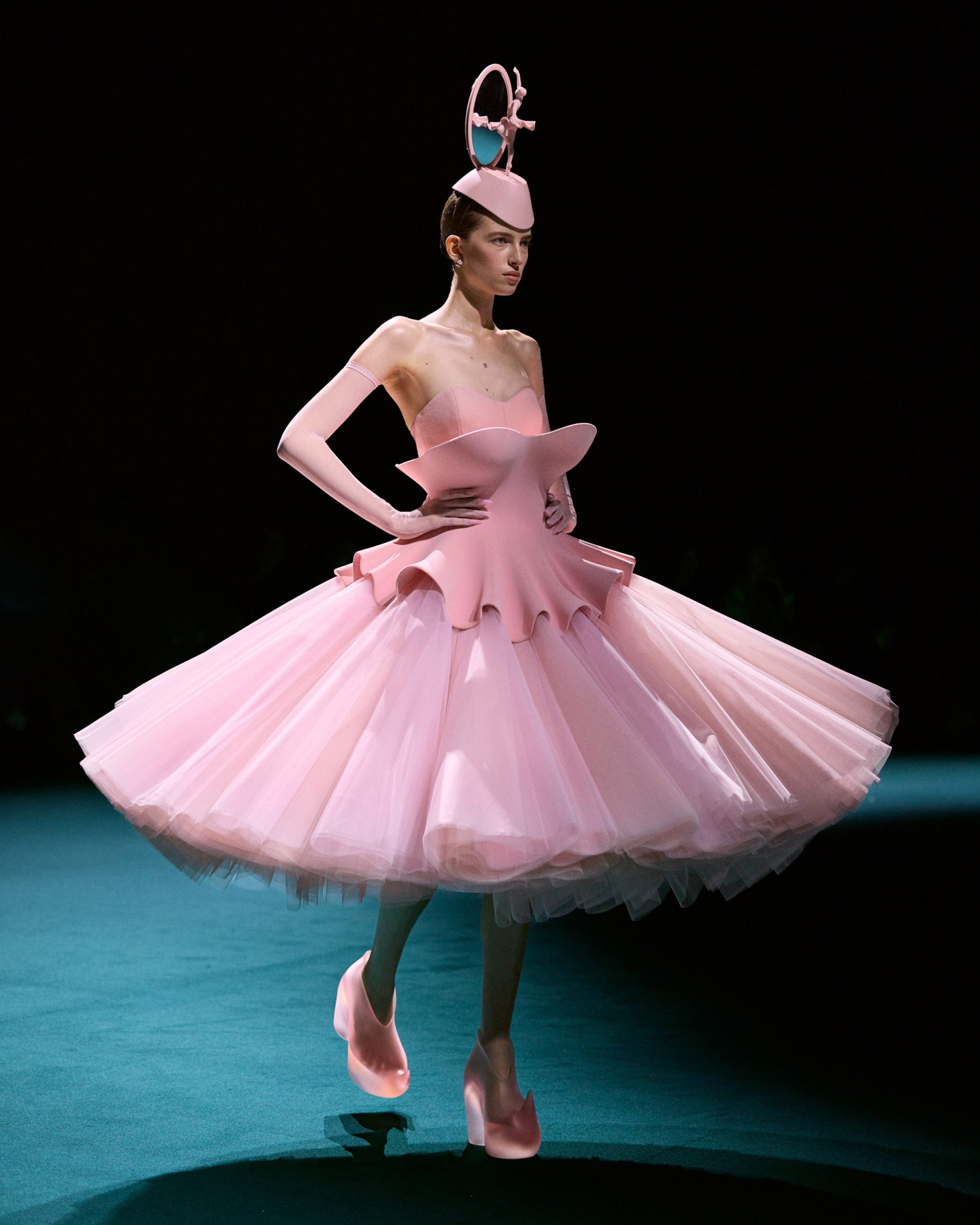 Ballerina musical box-shaped fascinator