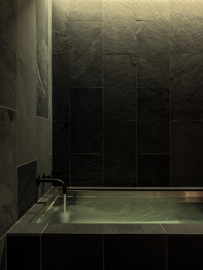 Slate tiles covers the surfaces in a wet area