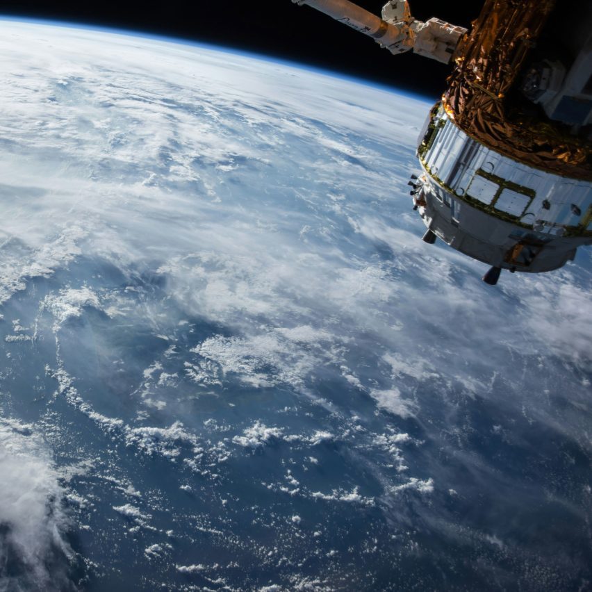 satélite sobre la tierra