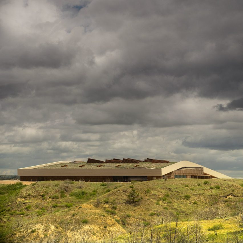 Snøhetta utiliza paredes masivas de madera y tierra para construir la Biblioteca Presidencial Theodore Roosevelt
