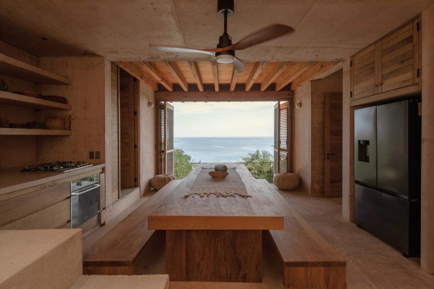 Dining space within Casa Diez Pies by Studio Font