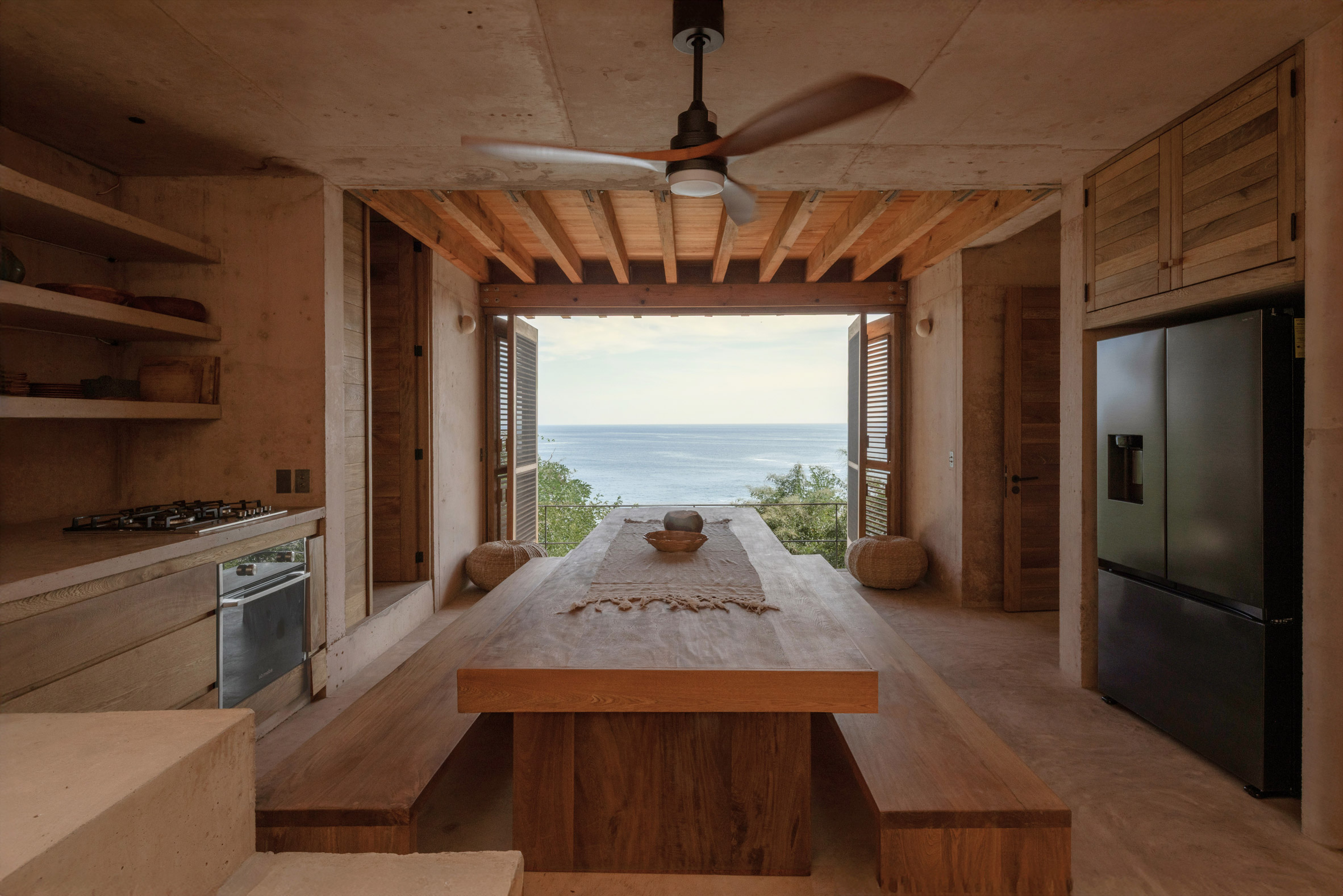 Espacio de comedor dentro de Casa Diez Pies por Studio Font