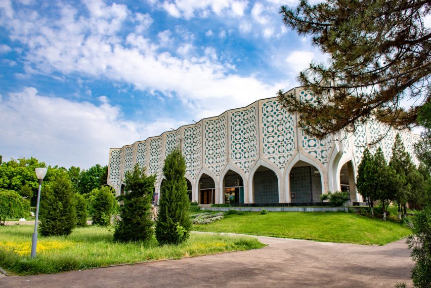 Central Exhibition Hall of the Academy of Arts, by Rafael Khayrutdinov and F Tursunov, 1974