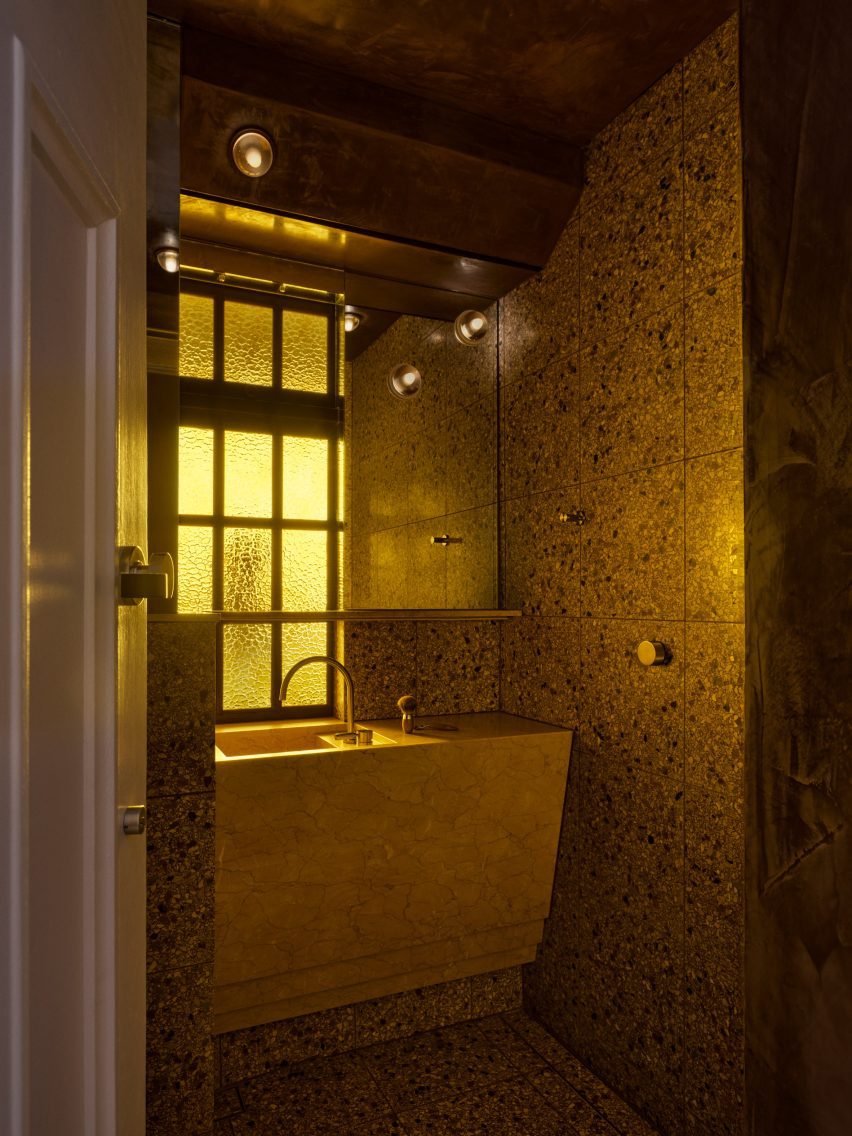 Dramatic bathroom in Sydney apartment