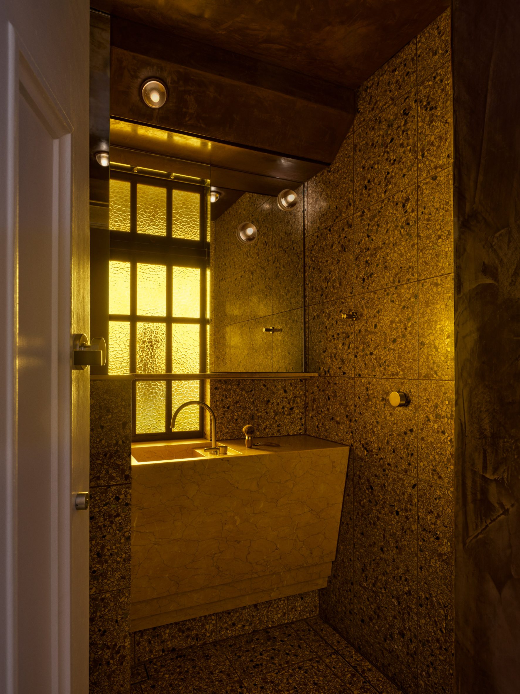 Dramatic bathroom in Sydney apartment