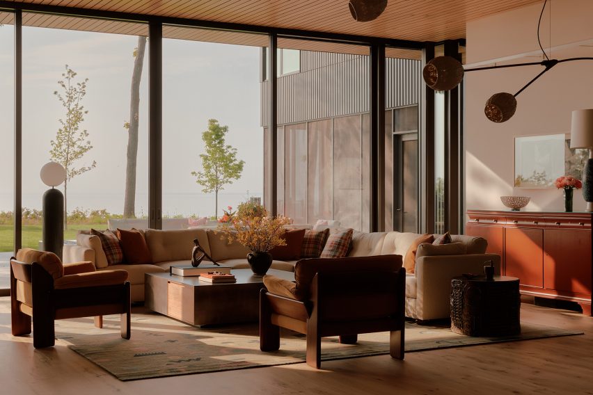 Living room at Timber Lane Retreat by Wheeler Kearns Architects