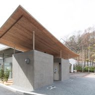 Tobe Zoo Toilet by YanoAoyama