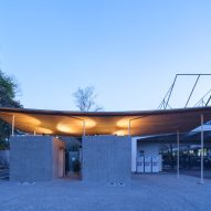 Tobe Zoo Toilet by YanoAoyama
