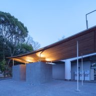 Tobe Zoo Toilet by YanoAoyama