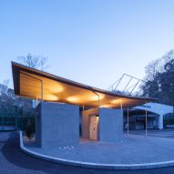 Tobe Zoo Toilet by YanoAoyama