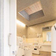 Tobe Zoo Toilet by YanoAoyama