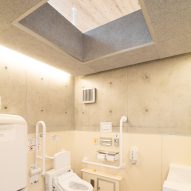 Tobe Zoo Toilet by YanoAoyama