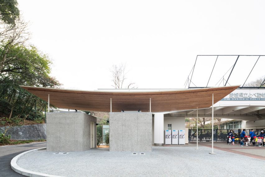 Tobe Zoo Toilet by YanoAoyama