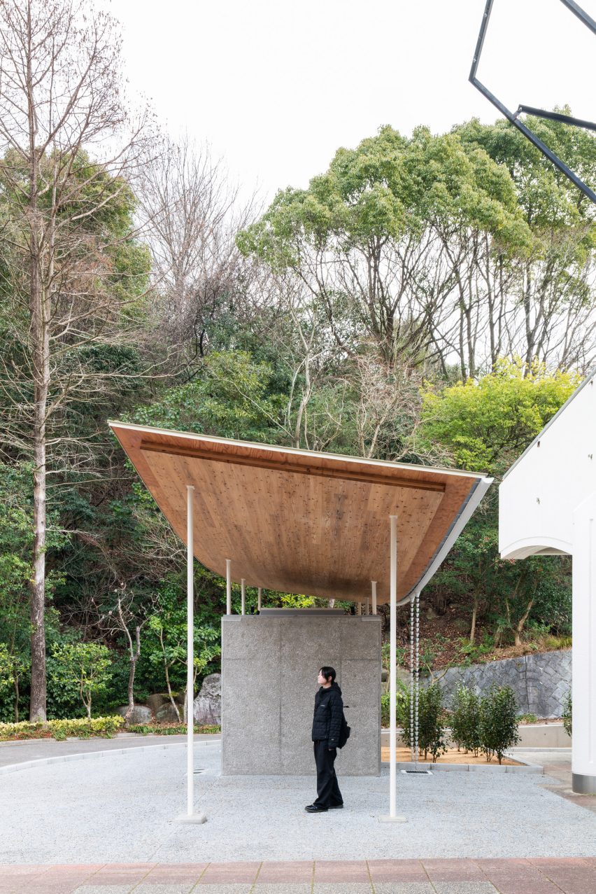 Tobe Zoo Toilet by YanoAoyama
