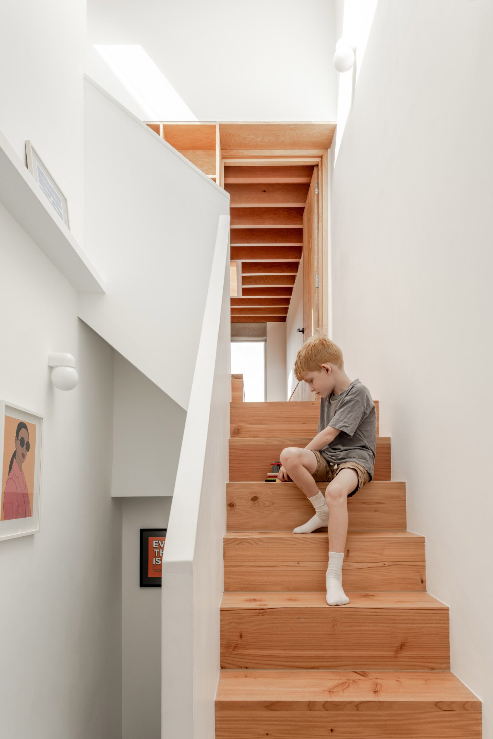 Escalera tragaluz en casa diseñada por YN Studio