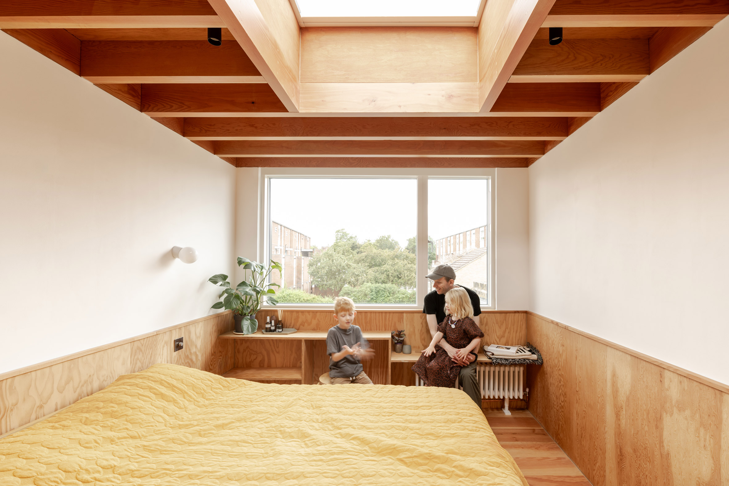 Interior del dormitorio de la extensión YN Studio