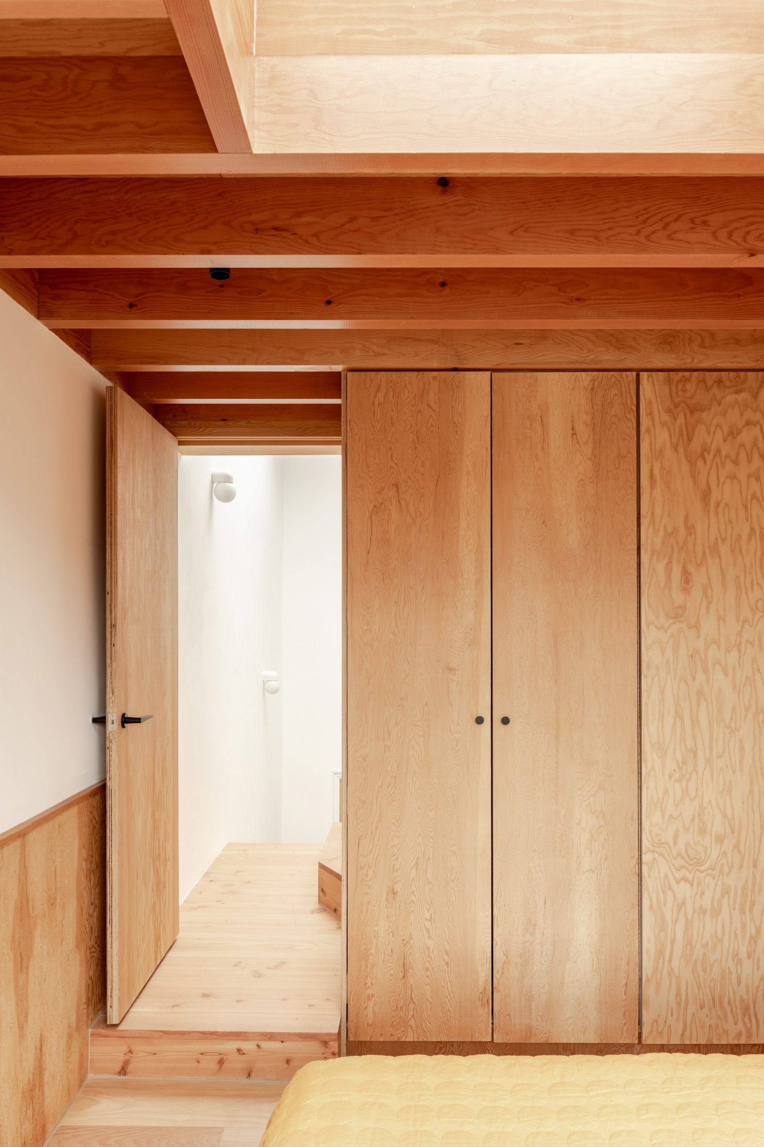 Interior del dormitorio en YN Studio Tile House