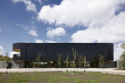 Buﬀalo Crossing Paul Albrechtsen Visitor Centre by Stantec Architecture