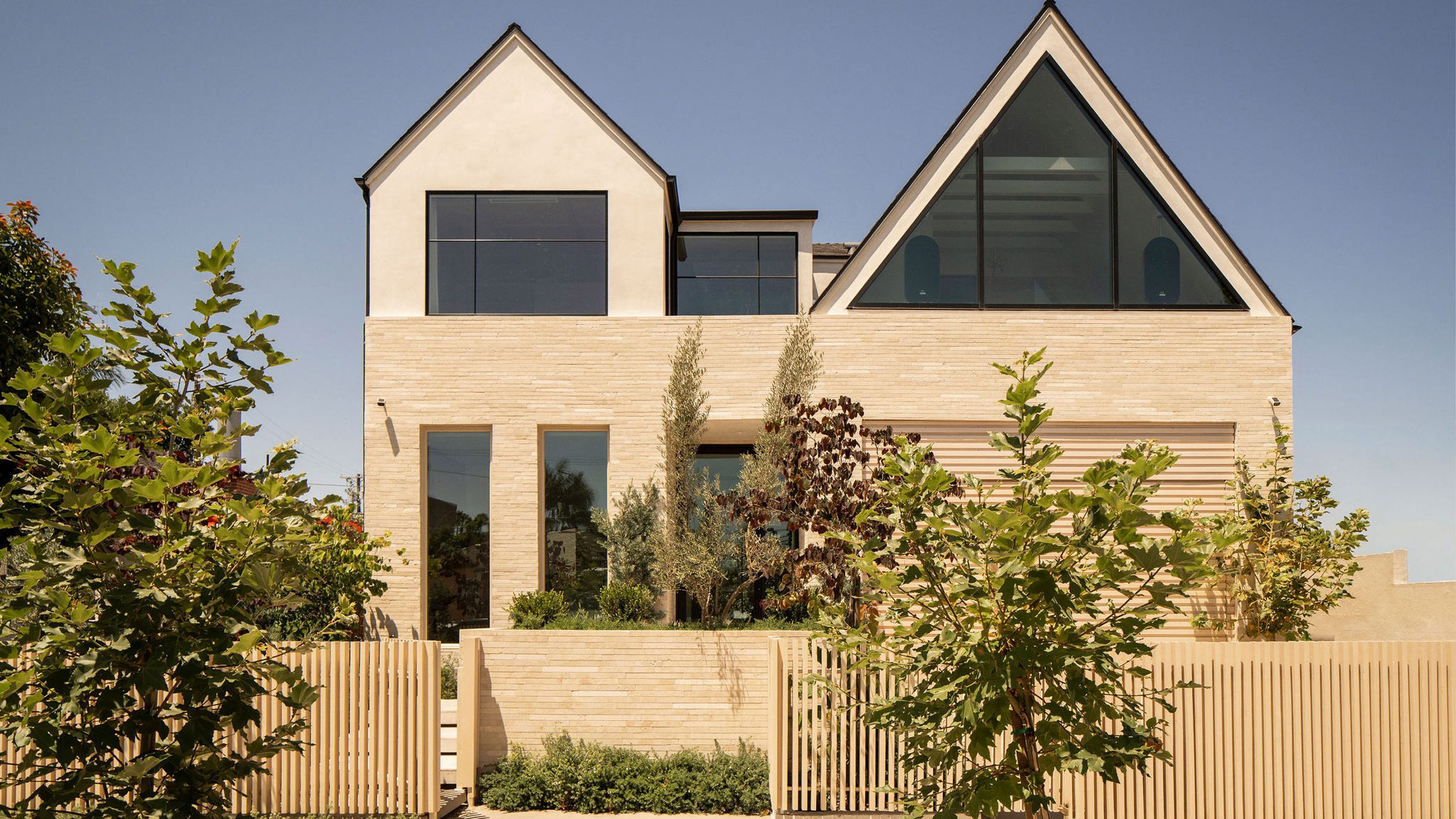 https://static.dezeen.com/uploads/2026/08/allprace-hargis-los-angeles-gabled_dezeen_2364_hero.jpg