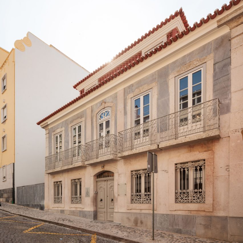 Front facade of the Col&eacute;gio de Santa Maria in Lisbon