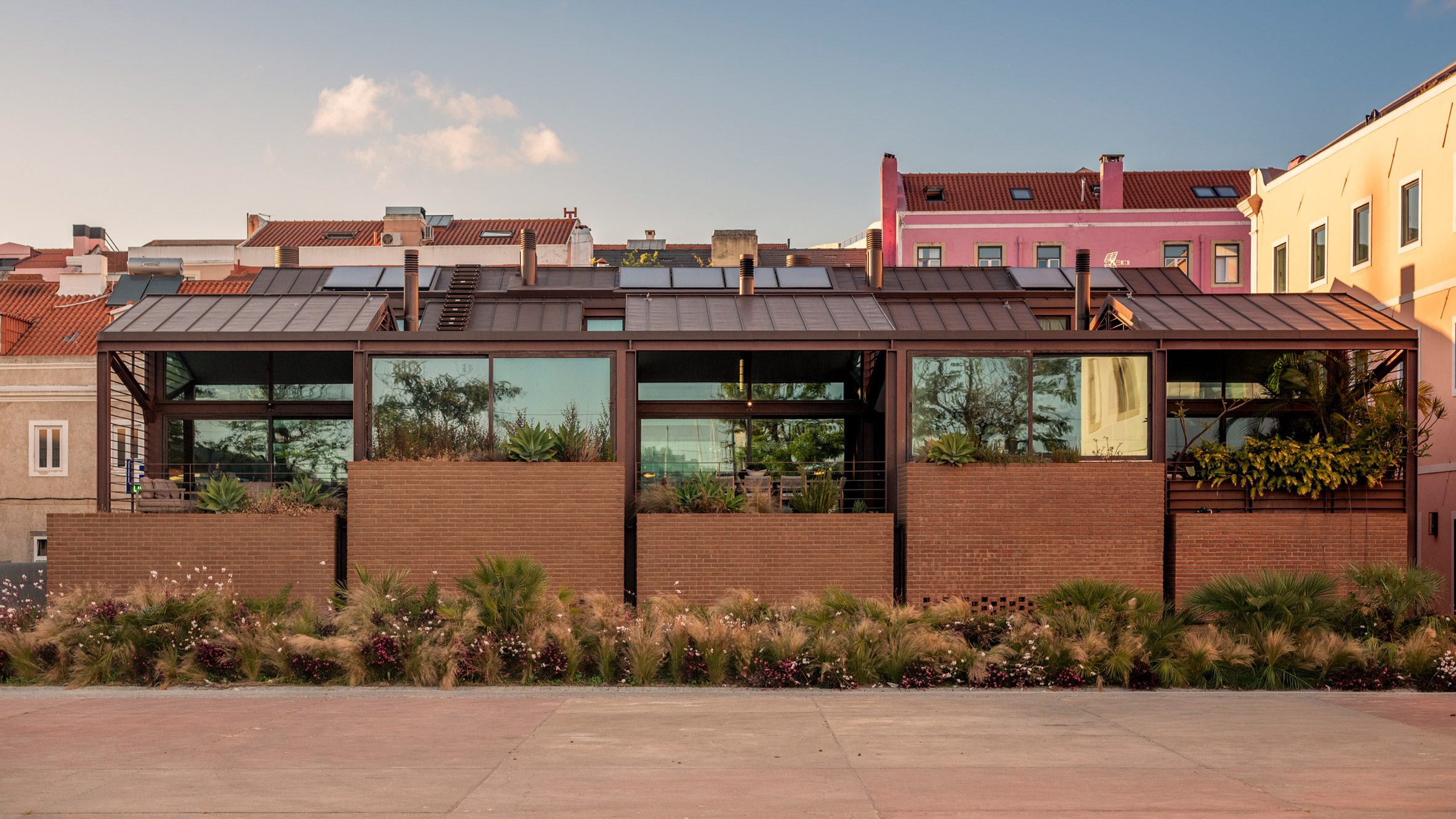 https://static.dezeen.com/uploads/2026/08/antonio-costa-lima-arquitectos-praia-do-bom-housing-block-lisbon-hero_dezeen_2364_col_2.jpg