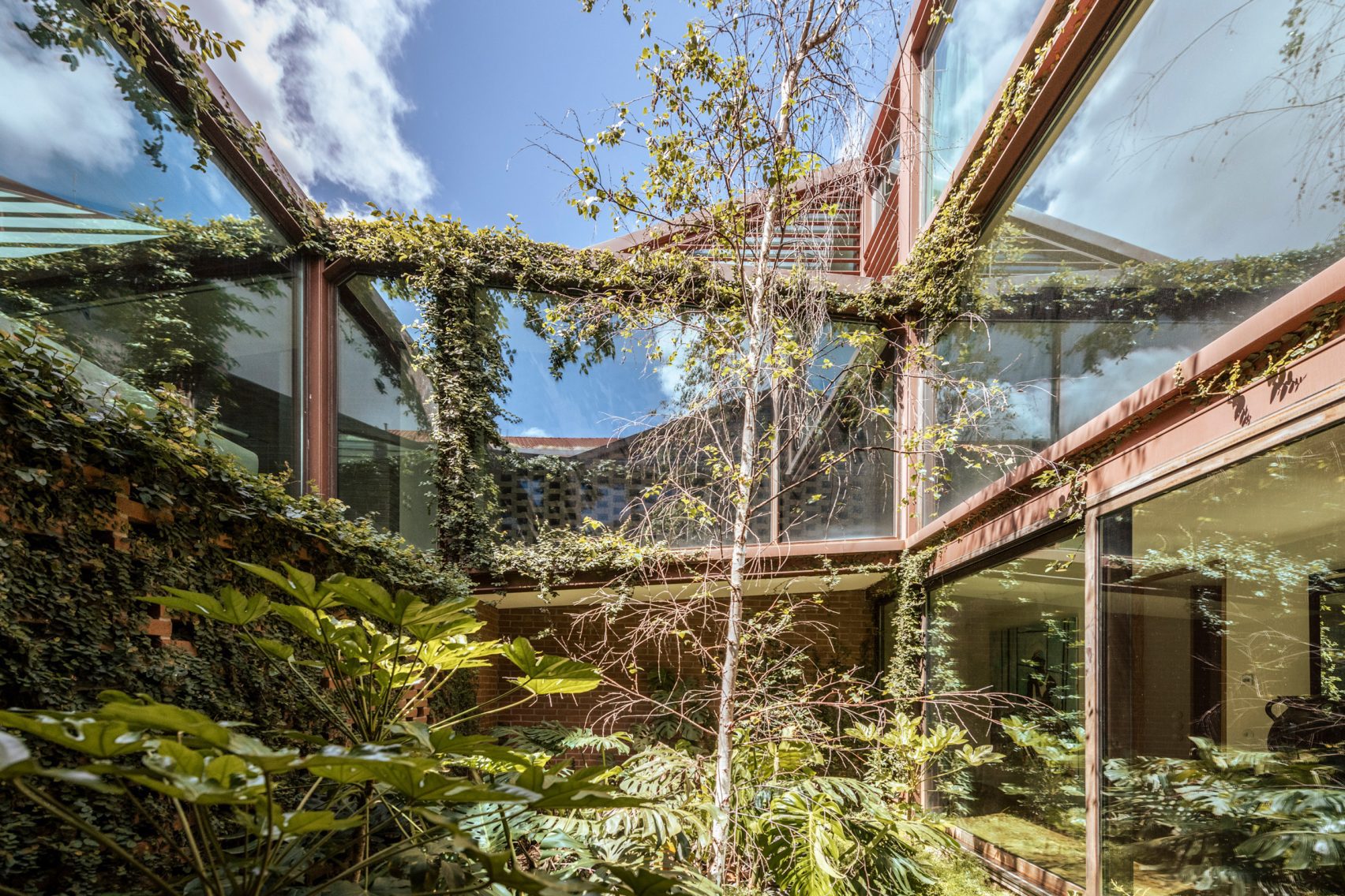 Courtyard within Praia do Bom Sucesso by António Costa Lima Arquitectos