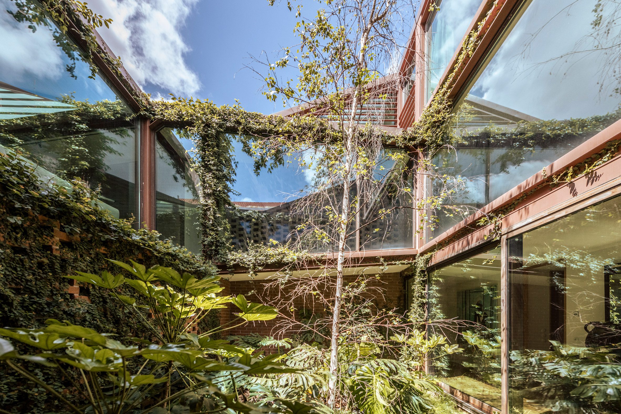 Courtyard within Praia do Bom Sucesso by António Costa Lima Arquitectos