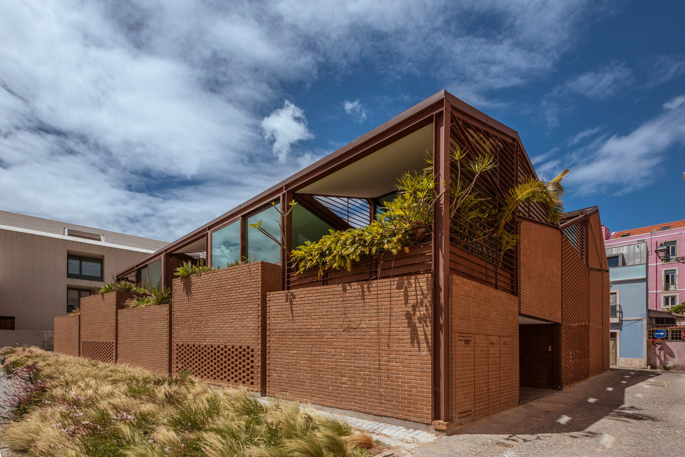 Brick housing block by António Costa Lima Arquitectos