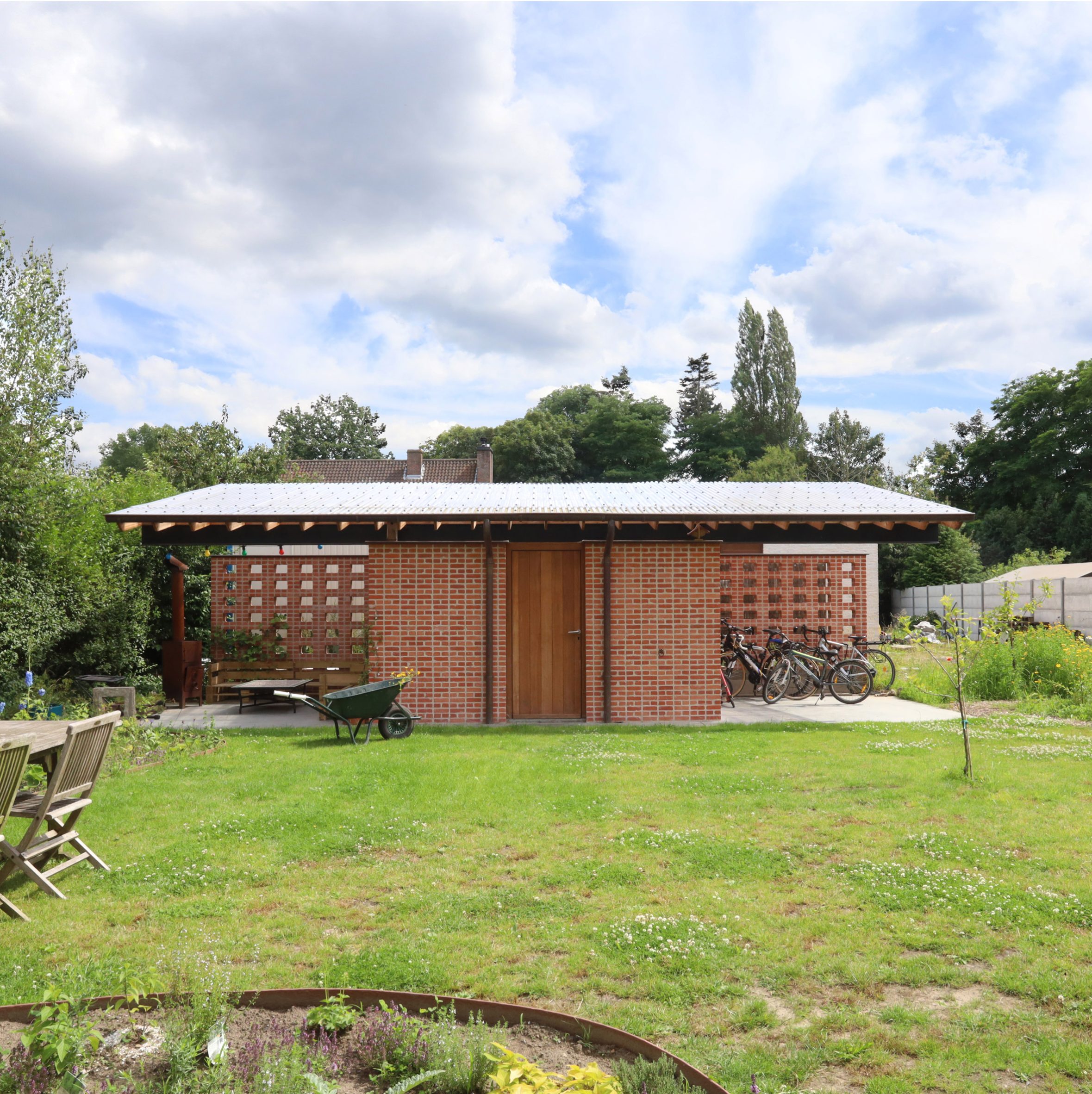 Garden store of Belgian home by Atelier Vens Vanbelle